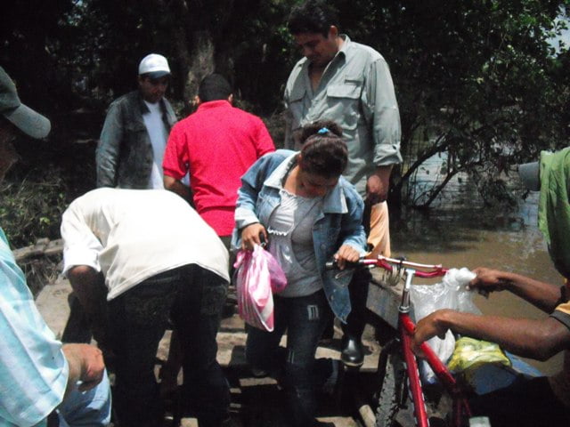 Pobladores del Tabacal cruzan el caudaloso rio de Malacatoya.